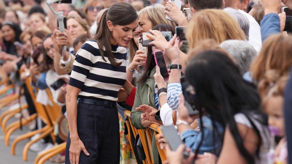 La reina Letizia se fotografía con varias personas congregadas en el exterior del centro durante la inauguración oficial de apertura del curso escolar 2023/2024, en el colegio de Infantil y Primaria Camiño Inglés, a 11 de septiembre de 2023, en Sigüeiro, Oroso, A Coruña, Galicia (España).