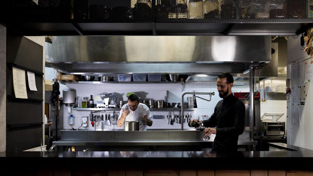 Vista de la cocina abierta del Restaurante Nantes de Álex Atienza.
