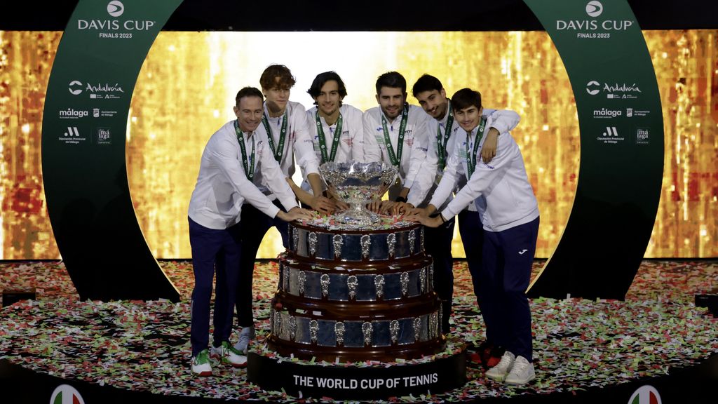 La selección italiana posa con el trofeo de la Copa Davis.