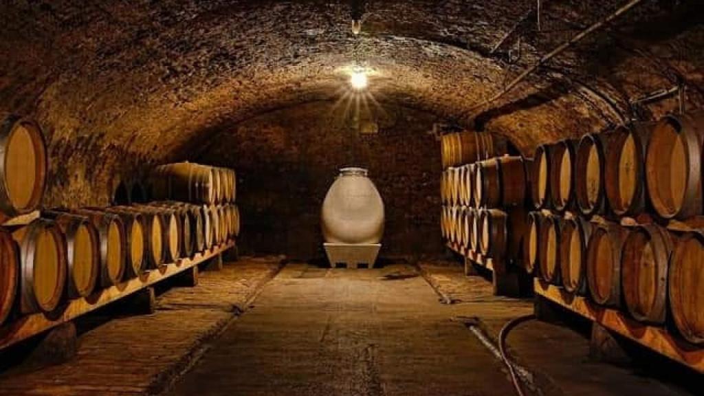 Interior de una bodega tradicional con uno de los diseños futuristas de Ánforum.