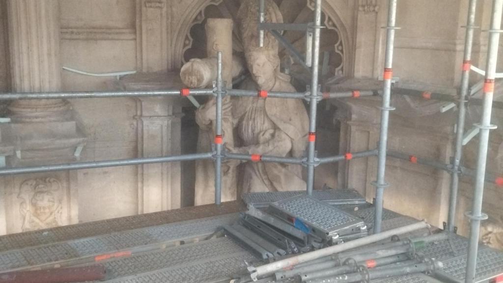 Una de las espectaculares esculturas que se puede ver cara a cara durante la visita a la fachada de la Catedral de Murcia.