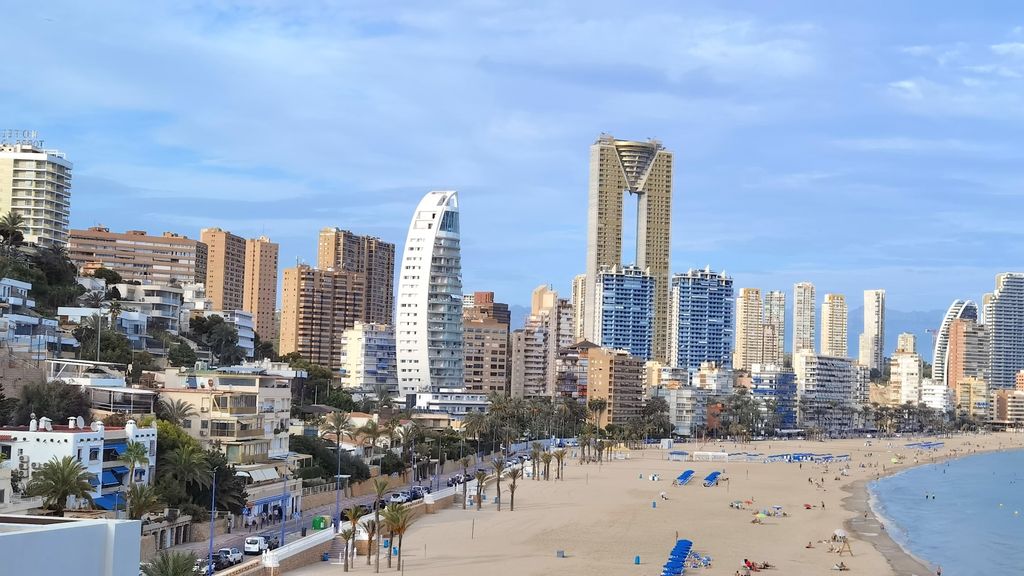 Vista de la playa de Benidorm, uno de los diez destinos más deseados en el Bono Viaje 2023.