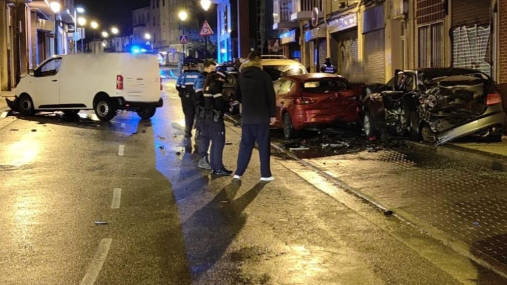 El conductor de una furgoneta perdió esta madrugada el control y se estrelló contra un total de siete vehículos