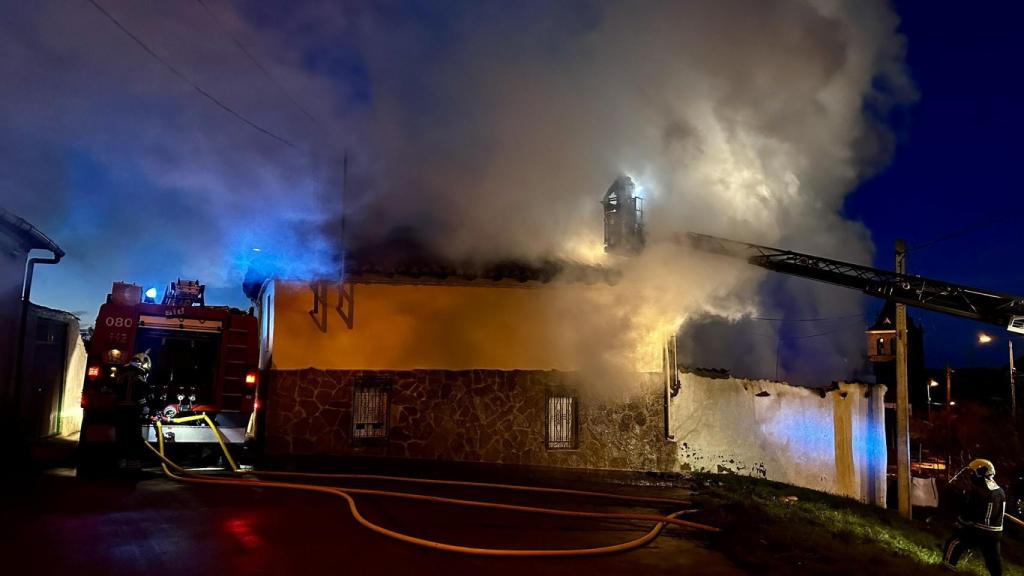 Arde una vivienda en un pequeño pueblo leonés