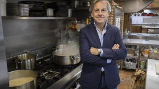 Manolo Tornay, presidente de la Academia Gastronómica de Málaga, junto a un fogón.