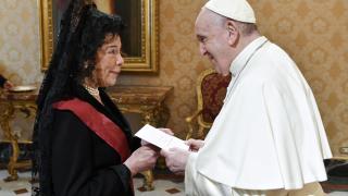 Isabel Celáa presenta al Papa Francisco sus credenciales como nueva embajadora de España ante la Santa Sede, el 18 de marzo de 2022.