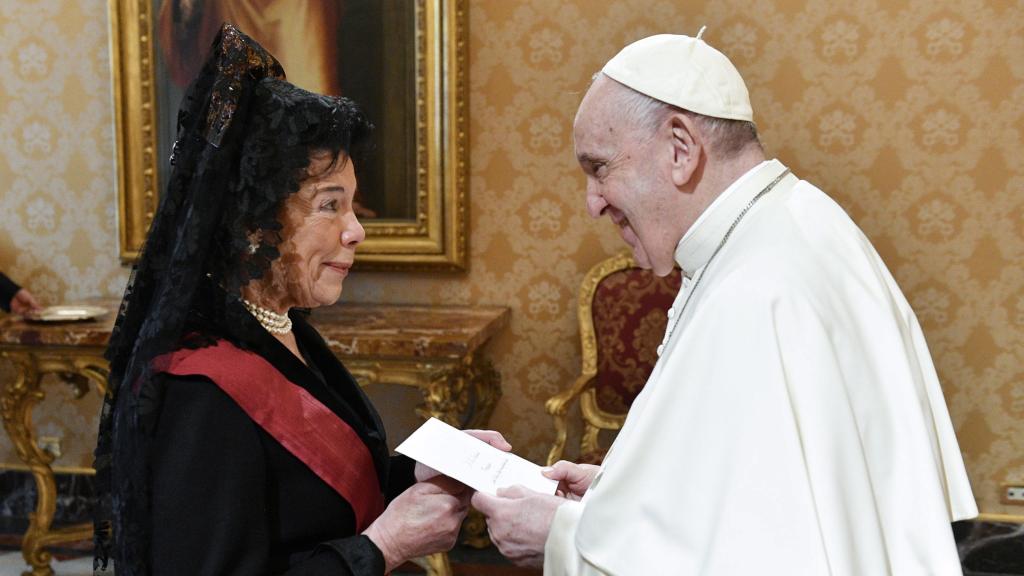 Isabel Celáa presenta al Papa Francisco sus credenciales como nueva embajadora de España ante la Santa Sede, el 18 de marzo de 2022.