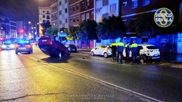 El coche volcado en medio de la calle