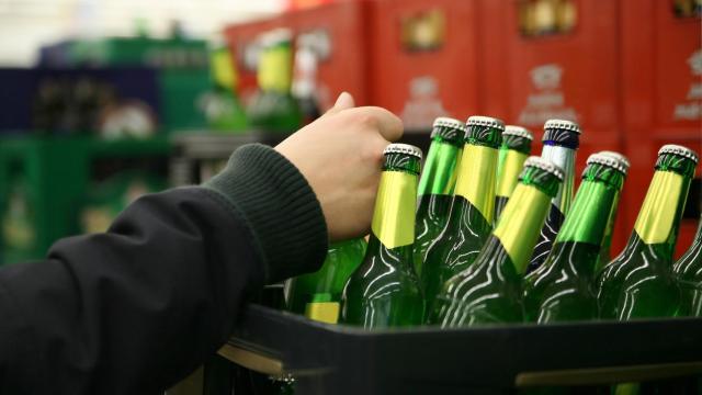 Imagen de una caja de botellines de cerveza.