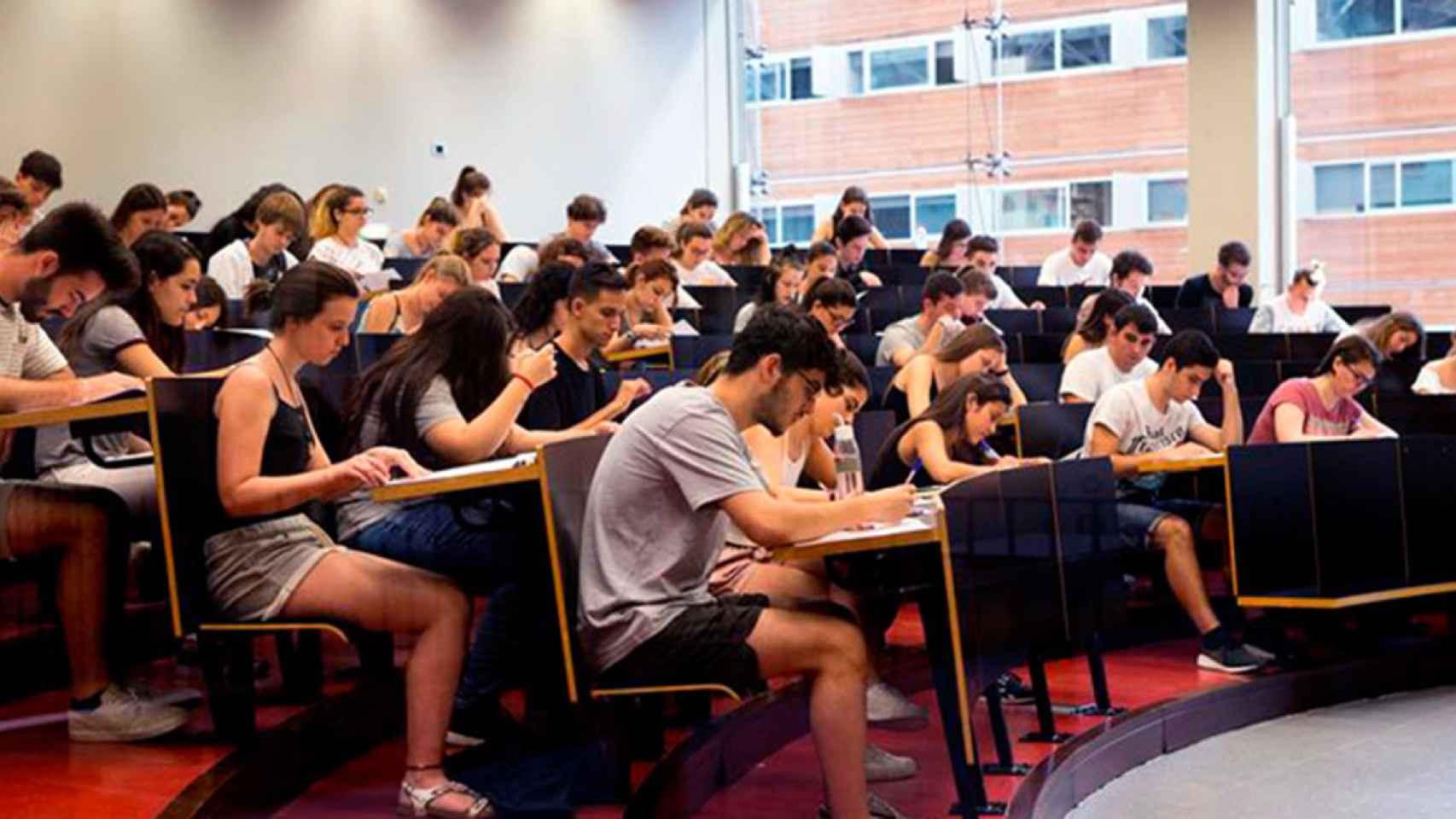 Varios alumnos en una clase de una universidad.