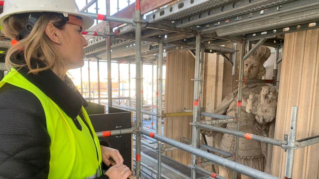 Una integrante de uno de los grupos de 15 personas que pueden subir, de martes a domingo, a conocer los secretos de la fachada de la Catedral de Murcia que está en proceso de restauración.