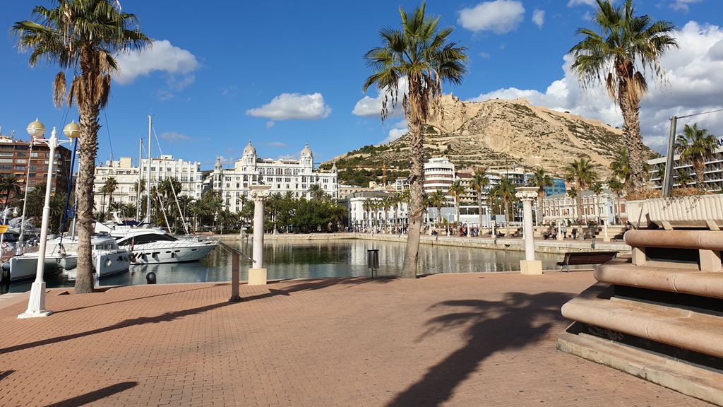 Ciudad de Alicante vista desde el Puerto.