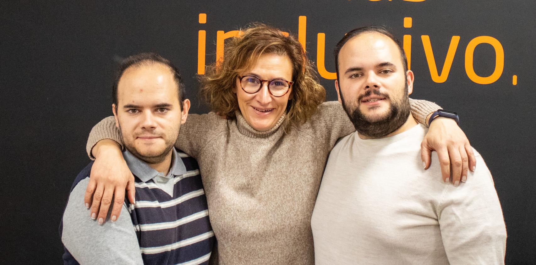 Jesús y Mario Prieto junto a su madre.