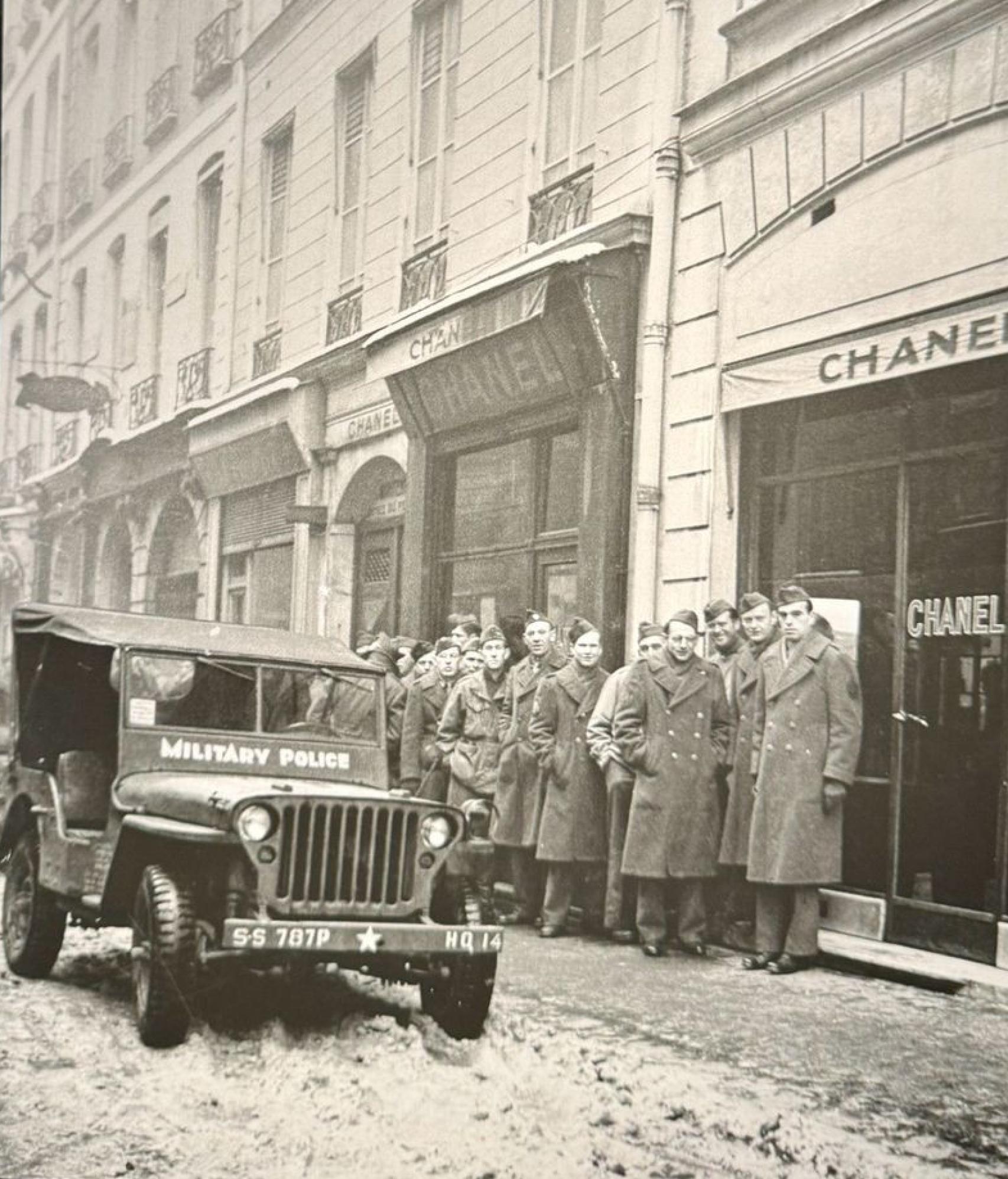 Fotografía de soldados americanos en el invierno del 45 ante la puerta de Chanel.
