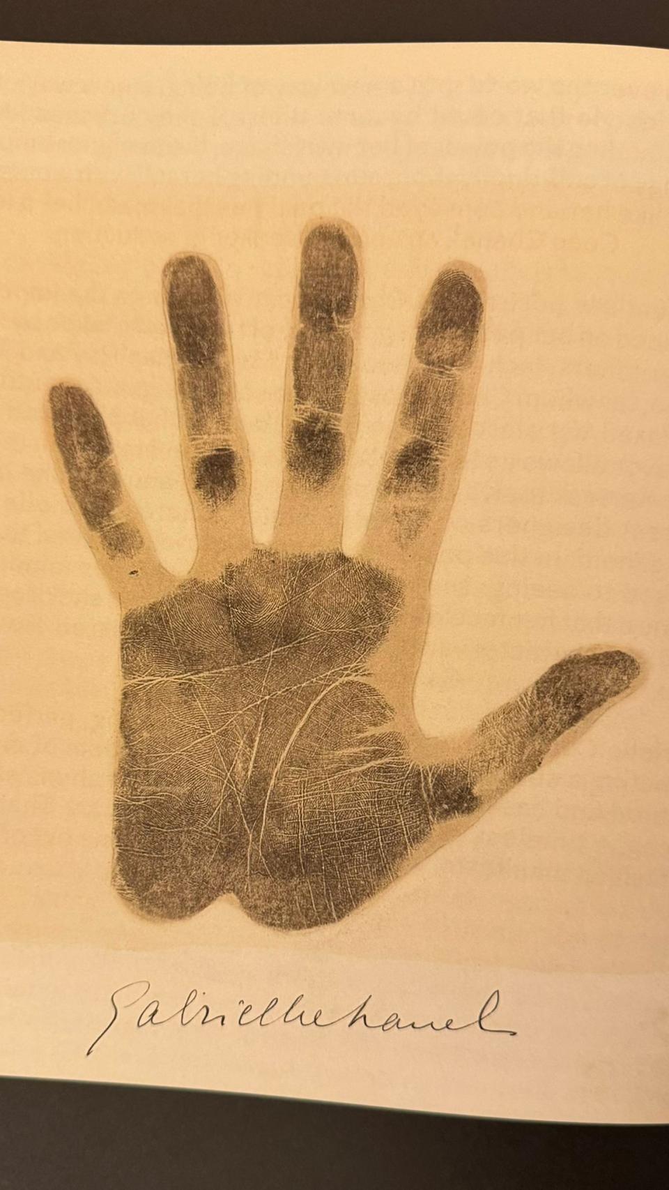 Huella de la mano de Gabriel datada en 1936.