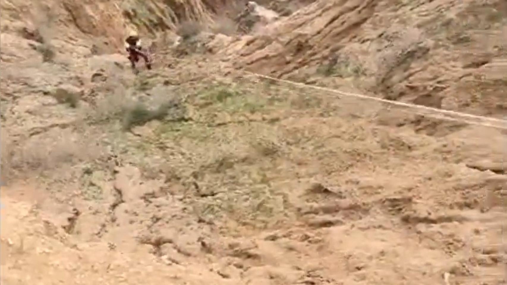 El bombero que ha rescatado al perro en las Barrancas de Burujón.
