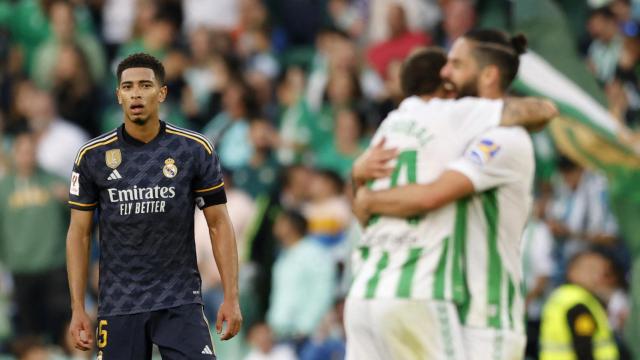 Isco y Ruibal se abrazan ante la atenta mirada de Bellingham.