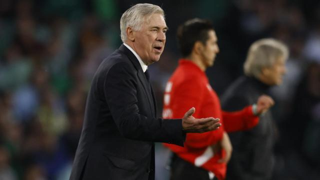 Carlo Ancelotti da instrucciones en el partido contra el Betis