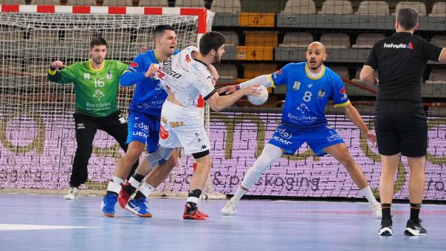 Abanca Ademar se lleva el derbi autonómico ante Recoletas