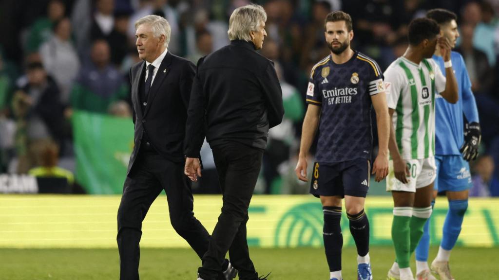 Ancelotti se saluda con Manuel Pellegrini.