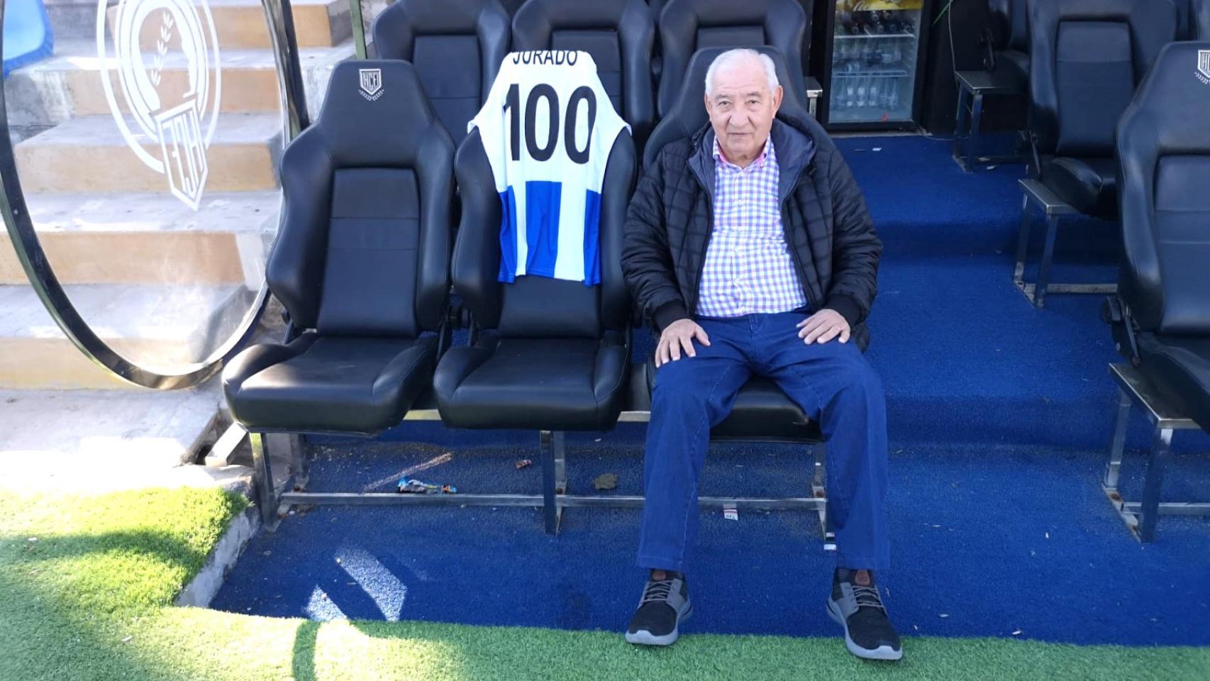 El entrenador Carlos Jurado, en el banquillo del Rico Pérez tras ser homenajeado en el centenario del club.
