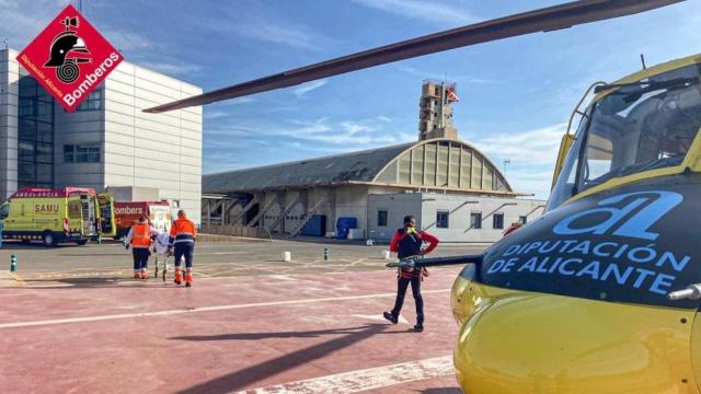 El helicóptero ha tenido que desplazarse al lugar de los hechos para rescatar al hombre.