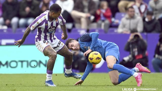 Kenedy intenta irse del marcaje de un jugador del Amorebieta