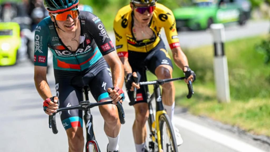 Cian Uijtdebroeks, en una prueba con un ciclista de Jumbo-Visma.