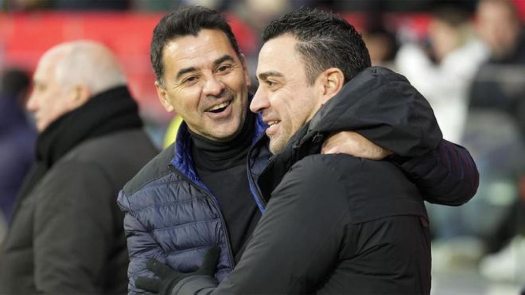 Michel y Xavi se saludan en el encuentro de la temporada pasada
