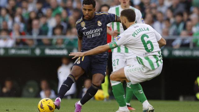 Rodrygo trata de marcharse de un rival del Real Betis.