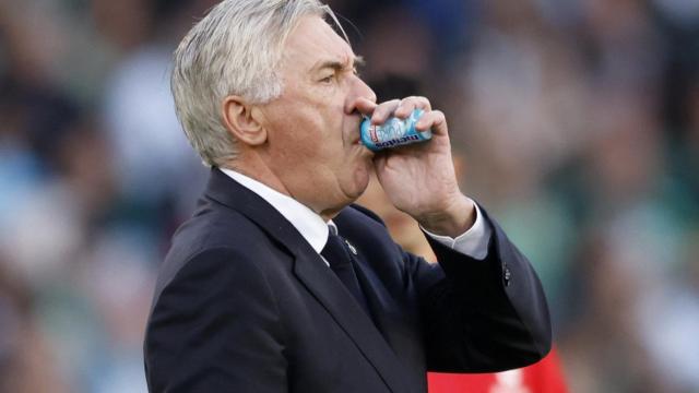 Carlo Ancelotti masca chicles en la banda del Benito Villamarín.