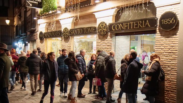 Las calles de Toledo, a reventar de turistas este puente. / Foto: Javier Longobardo.