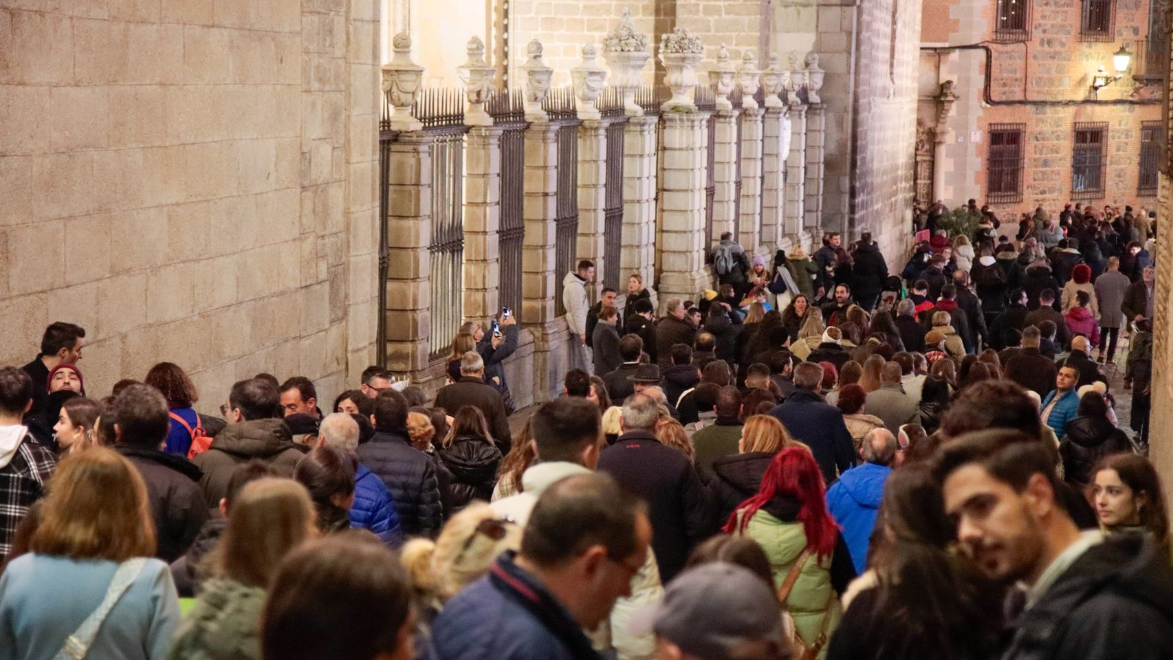 Las calles de Toledo, a reventar de turistas por Navidad: las fotos de este sábado