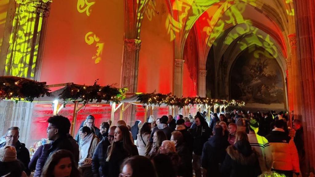 Toledanos y turistas en el claustro de la Catedral, donde se celebra la Feria del Dulce.