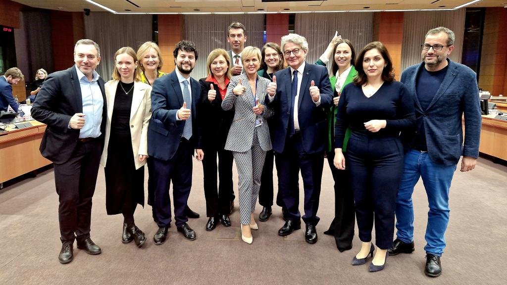 La secretaria de Estado de Digitalización e IA, Carme Artigas, en el centro junto a Thierry Breton, comisario europeo, celebrando el acuerdo para la AI Act en Bruselas.