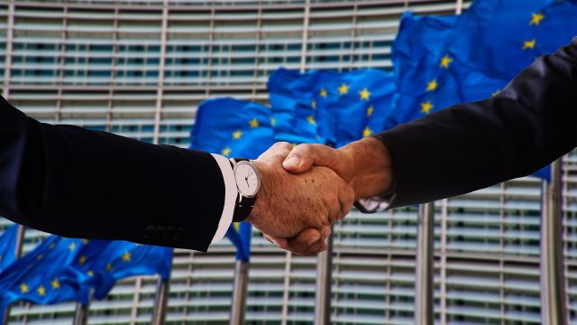 La Comisión Europea invierte 220 millones de euros para probar la inteligencia artificial en entornos reales.