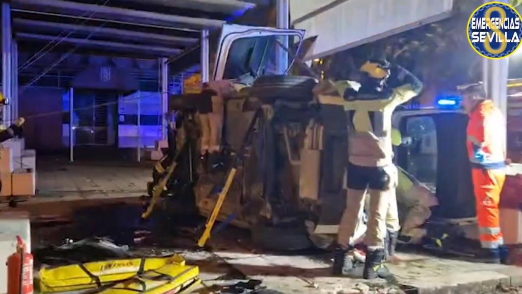 El coche accidentado en La Cartuja