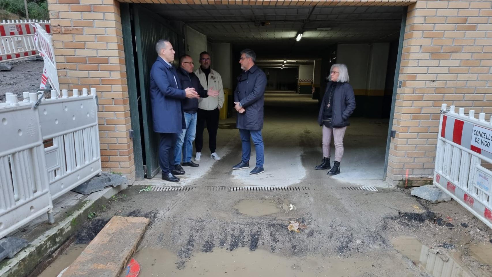 Los concejales populares Fernando G. Abeijón y Miguel Martín con los vecinos de la calle Aragón.