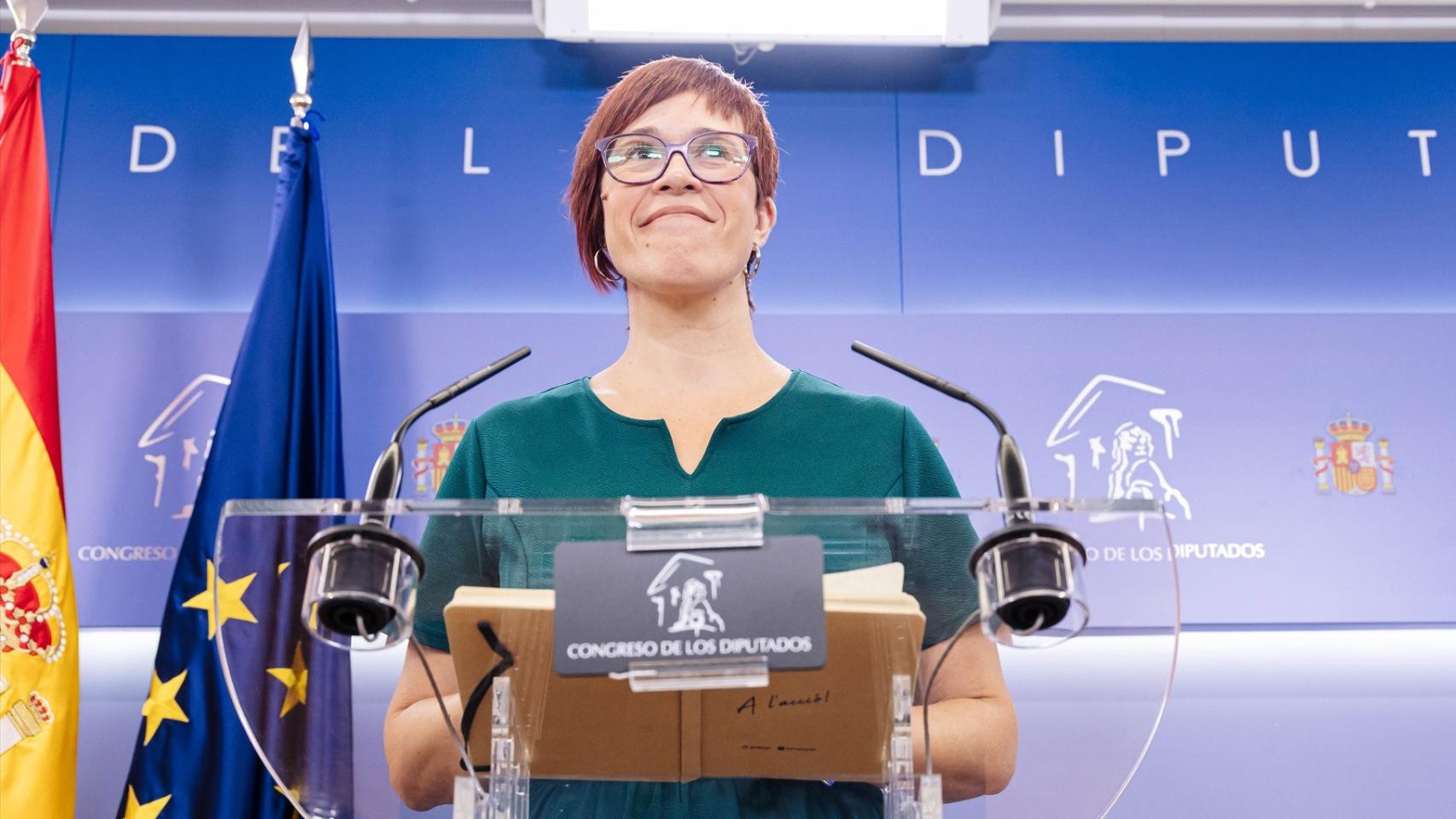 La diputada de Compromís Àgueda Micó durante una rueda de prensa en el Congreso de los Diputados