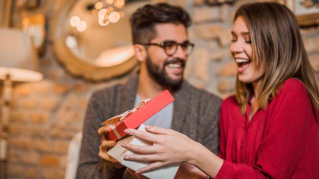 Una mujer recibe un regalo de su pareja.