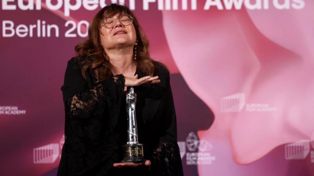 Isabel Coixet con su premio. Foto: EFE/EPA/CLEMENS BILAN