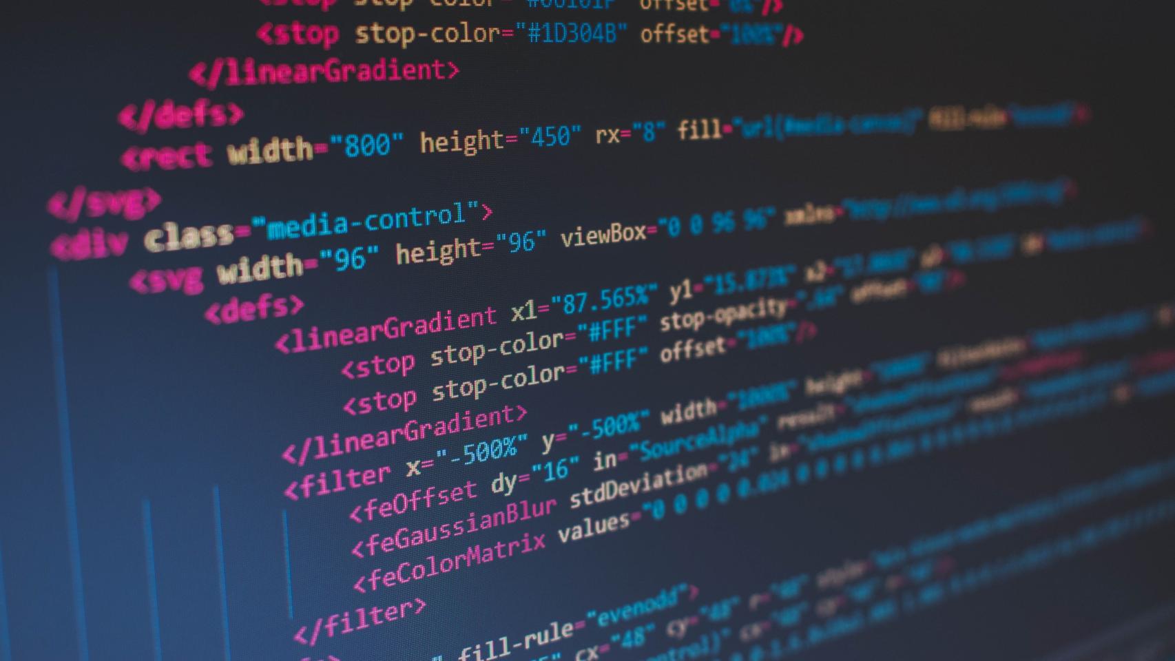 Se dedican a explotar vulnerabilidades de entidades estratégicas para extraer información confidencial y venderla en la Darkweb.
