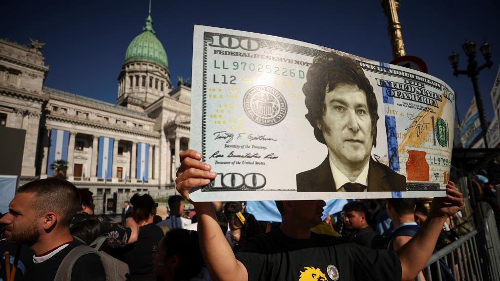 Seguidores de Milei frente al Congreso argentino.