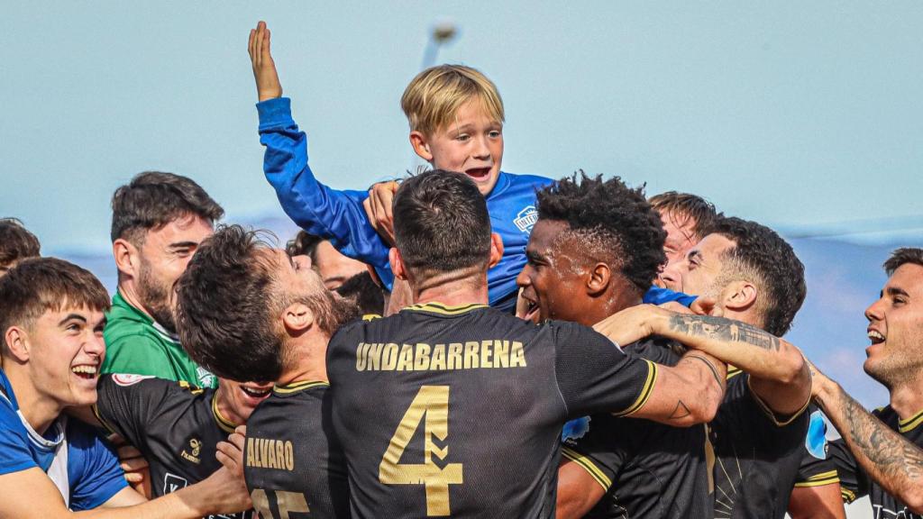 Los jugadores del Intercity celebran con el público su victoria