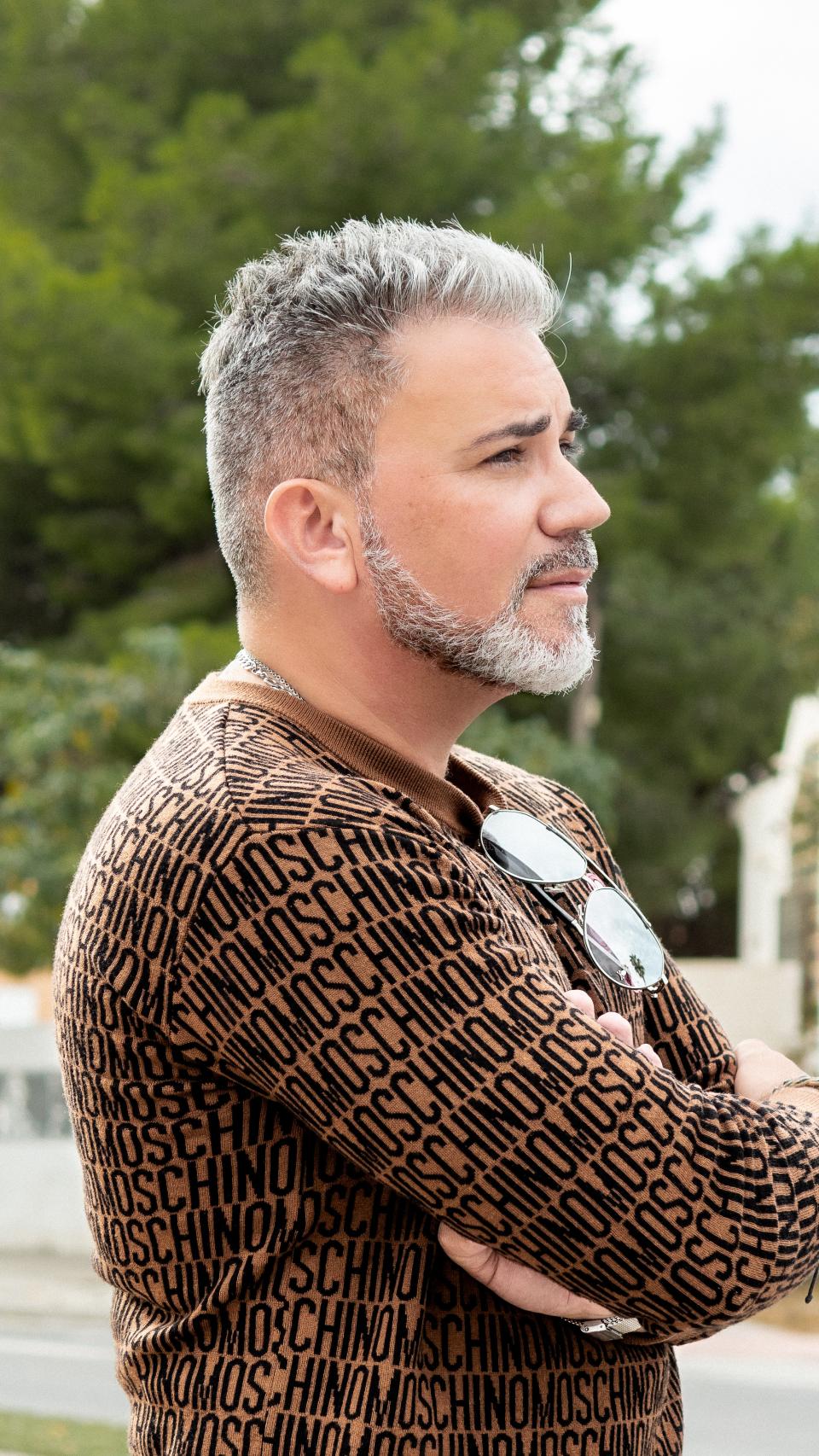 David Valderrey posa con mirada firme