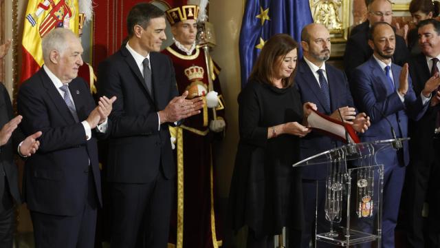 La presidenta del Congreso, Francina Armengol, interviene en presencia del presidente del Gobierno, Pedro Sánchez (2i), y del presidente del Tribunal Constitucional, Cándido Conde-Pumpido (i), tras la lectura de la Carta Magna durante los actos por el Día de la Constitución el pasado miércoles en el Congreso de los Diputados.