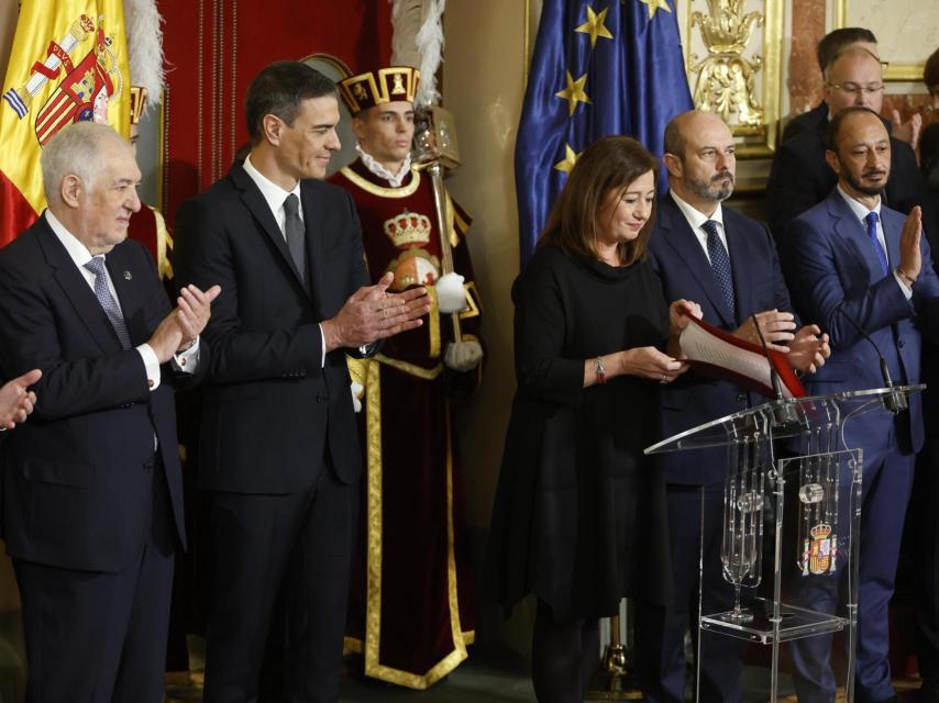 La presidenta del Congreso, Francina Armengol, interviene en presencia del presidente del Gobierno, Pedro Sánchez (2i), y del presidente del Tribunal Constitucional, Cándido Conde-Pumpido (i), tras la lectura de la Carta Magna durante los actos por el Día de la Constitución el pasado miércoles en el Congreso de los Diputados.