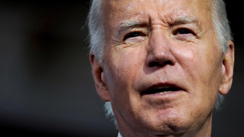 El presidente estadounidense Joe Biden pronuncia un discurso en el Centro Internacional de Capacitación Carpenters en Las Vegas, Nevada.