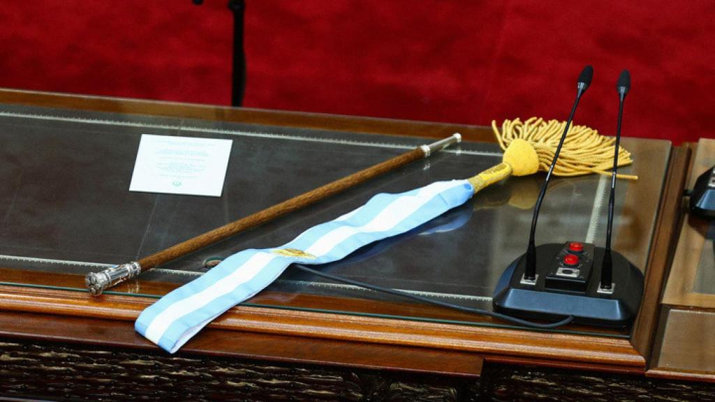 Bastón de mando y banda presidencial de Javier Milei.