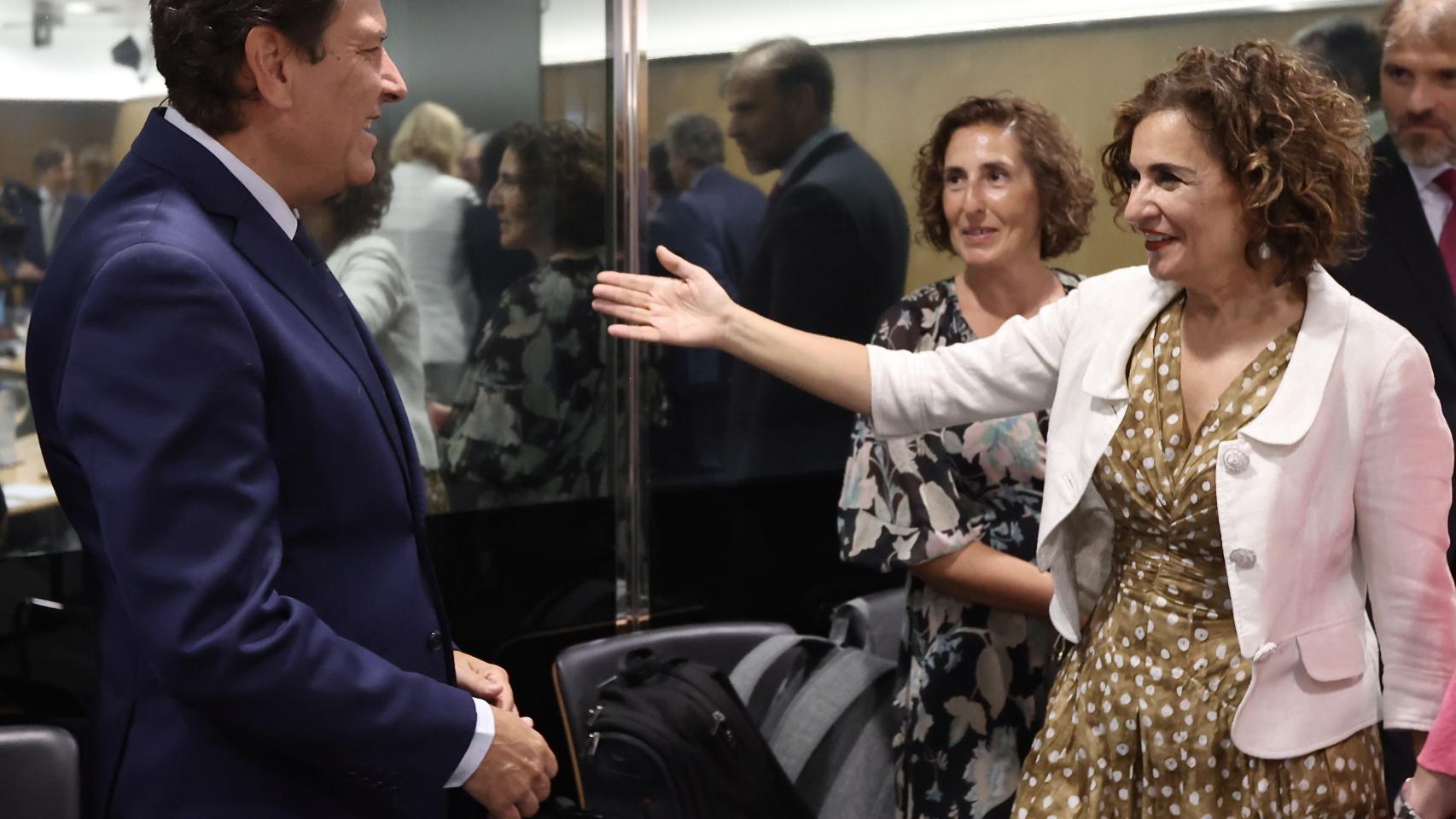 El consejero de Economía y Hacienda y portavoz de la Junta, Carlos Fernández Carriedo, junto a la ministra de Hacienda, María Jesús Montero